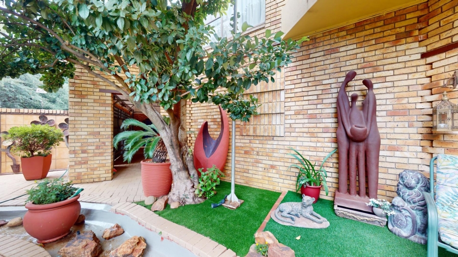 6 Bedroom Property for Sale in Van Der Hoff Park North West